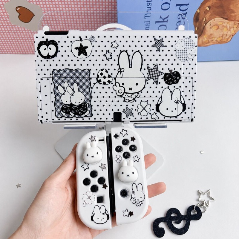 Gaming Console In Tv - ニンテンドースイッチOLED用、かわいいミッフィーの保護ケース。ソフト素材の分割デザインで、コントローラーカバーと本体シェルを保護し、ゲームプレイを安全に。